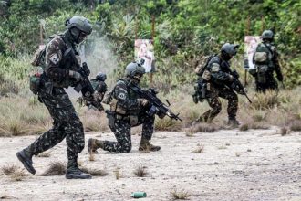 Soldados do Exército em treinamento no Amazonas: ofensiva militar contra crimes na fronteira (Foto: CMA/Divulgação)