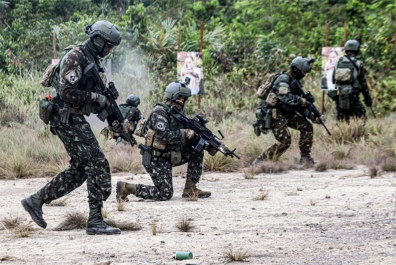Soldados do Exército em treinamento no Amazonas: ofensiva militar contra crimes na fronteira (Foto: CMA/Divulgação)