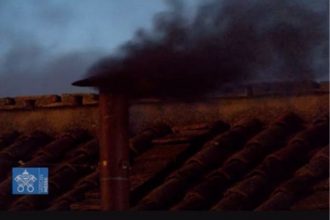 Fumaça preta sinaliza que não houve maioria na votação para escolha do novo papa (Imagem: YouTube/Reprodução)