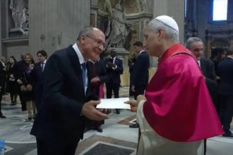 Geraldo Alckmin entrega carta e convite ao papa João XIV no Vaticano (Foto: Vatican News/Divulgação)