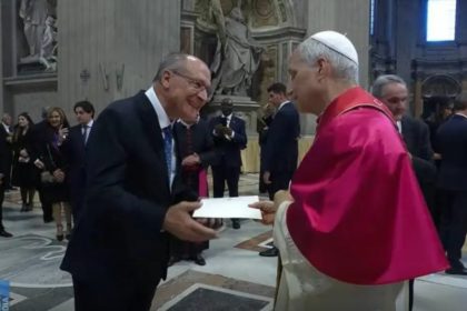 Geraldo Alckmin entrega carta e convite ao papa João XIV no Vaticano (Foto: Vatican News/Divulgação)