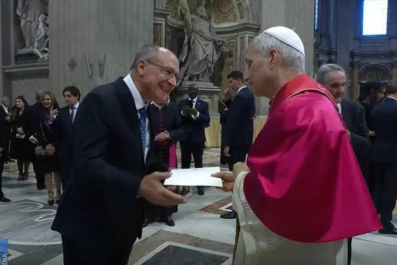 Geraldo Alckmin entrega carta e convite ao papa João XIV no Vaticano (Foto: Vatican News/Divulgação)
