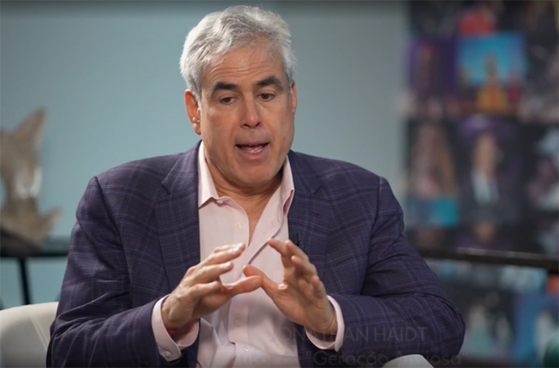 Jonathan Haidt alerta que efeitos da internet são diferentes para meninos e meninas (Imagem: Globoplay/Reprodução)