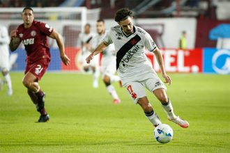 Nuno Moreira, do Vasco, em lance de jogo: derrota complicou time na Sul-Americana (Foto: Matheus Lima /Vasco da Gama)