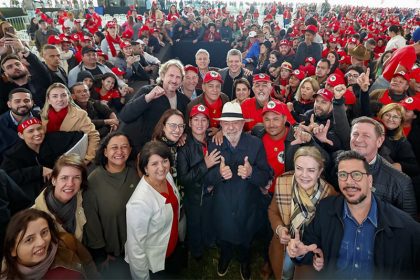 Presidente Lula com líderes do MST no Paraná: defesa de diálogo com os contrários ao Movimento Sem-Terra (Foto: Ricardo Stuckert/PR)