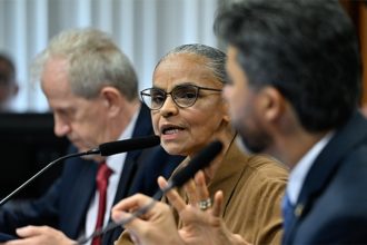 Marina Silva em audiência no Senado: reservas ambientais não impedem exploração de petróleo (Foto: Geraldo Magela/Agência Senado)