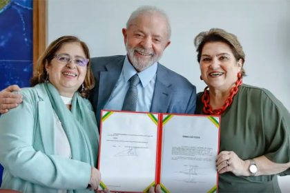 Lula entre Cida Gonçalves (esquerda) e a nova ministra Márcia Lopes (Foto: Ricardo Stucker/PR)