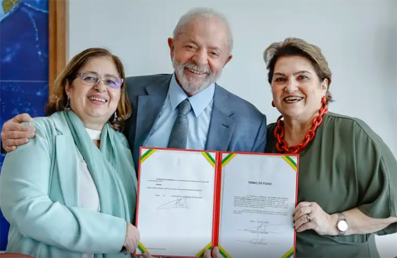 Lula entre Cida Gonçalves (esquerda) e a nova ministra Márcia Lopes (Foto: Ricardo Stucker/PR)