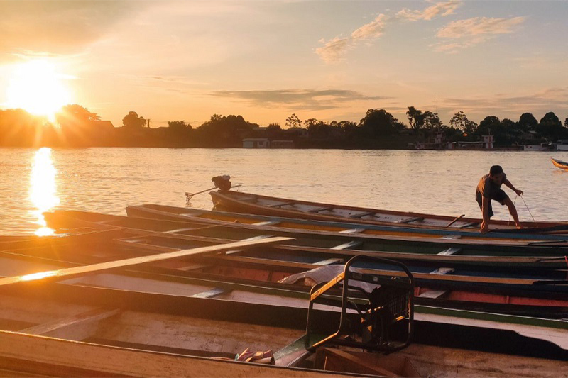 Canoeiro na orla de Manaus: relação direta com o rio (Foto-Camila Soares/Divulgação)