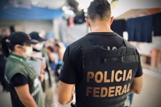 Agente federal inspeciona abrigo de imigrantes em Manaus (Foto: Divulgação/PF)
