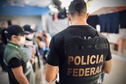 Agente federal inspeciona abrigo de imigrantes em Manaus (Foto: Divulgação/PF)