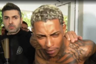 MC Poze do Rodo ao chegar à delegacia: suspeita de ligação com o tráfico (Imagem: G1/YouTube/reprodução)
