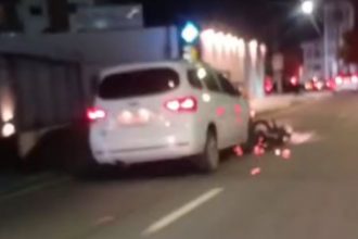 Carro envolvido no acidente: moto foi arrastada por 1,5 quilômetro (Imagem: WhatsApp)