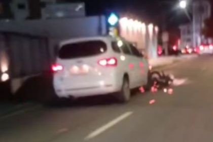 Carro envolvido no acidente: moto foi arrastada por 1,5 quilômetro (Imagem: WhatsApp)