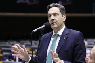 Deputado Luiz Philippe de Orleans e Bragança diz que finalidade do projeto é descentralizar leis trabalhistas (Foto: Kayo Magalhães/Agência Câmara)