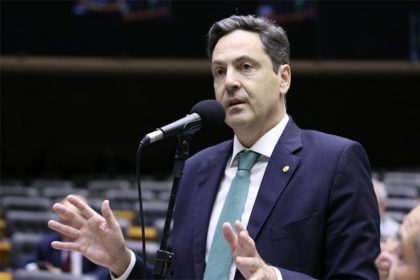 Deputado Luiz Philippe de Orleans e Bragança diz que finalidade do projeto é descentralizar leis trabalhistas (Foto: Kayo Magalhães/Agência Câmara)