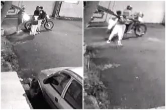 Momento da abordagem dos assaltantes e reação do jovem que usa capacete para acertar piloto da moto (Imagens: Câmera de monitoramento)