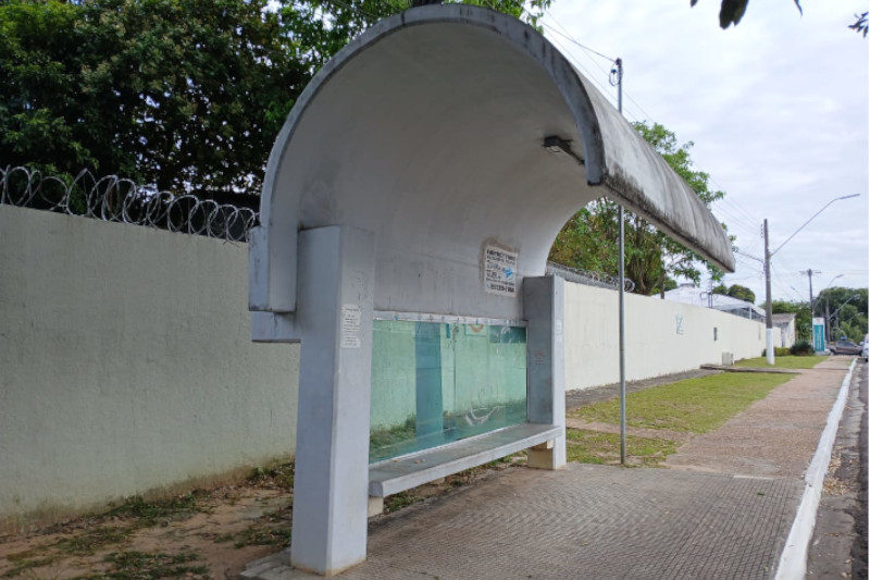 Abrigo de concreto: um dos modelos adotados para área específica da cidade (Foto: Milton Almeida/AM ATUIAL)