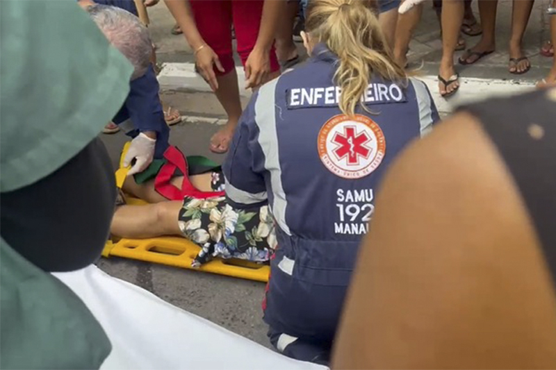 Paramédicos do Samu socorreram a mulher que foi levada para o pronto-socorro (Foto: WhatsApp/Divulgação)