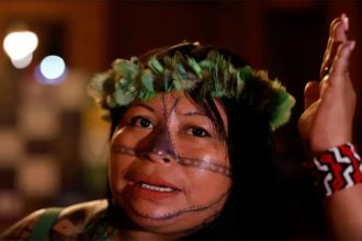 Alessandra Munduruku questiona acordos sobre crédito de carbono no Pará (Foto: Tânia Rêgo/Agência Brasil)