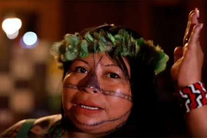 Alessandra Munduruku questiona acordos sobre crédito de carbono no Pará (Foto: Tânia Rêgo/Agência Brasil)