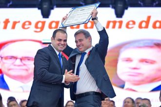 Deputado roberto cidade entregou título de Cidadão do Amazonas a André Mendonça (Foto: Aleam/Divulgação)