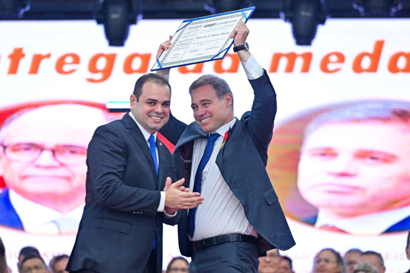 Deputado roberto cidade entregou título de Cidadão do Amazonas a André Mendonça (Foto: Aleam/Divulgação)