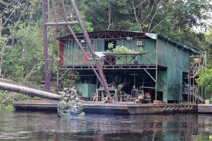 Militares abordam draga de garimpo ilegal no Amazonas: combate ao crime organizado na Amazônia (Foto: CMA/Divulgação)