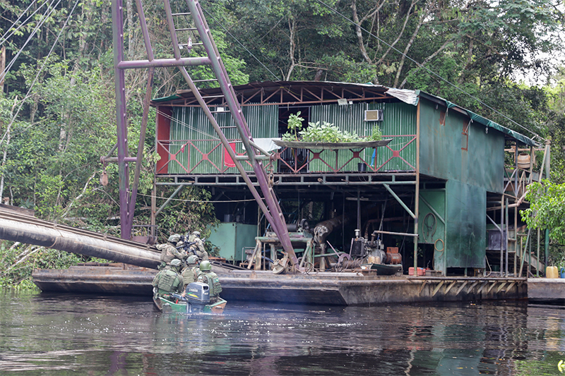 Militares abordam draga de garimpo ilegal no Amazonas: combate ao crime organizado na Amazônia (Foto: CMA/Divulgação)