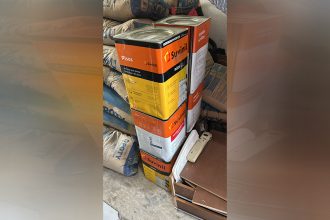 Latões de tintas e sacos de cimento estão entre parte do material recuperado (Foto: Semcom/Divulgação)