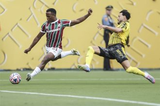 Jhon Arias em lance de jogo: domínio da bola, mas falhas nos chutes a gol (Foto: Lucas Merçon/FFC)