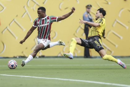 Jhon Arias em lance de jogo: domínio da bola, mas falhas nos chutes a gol (Foto: Lucas Merçon/FFC)
