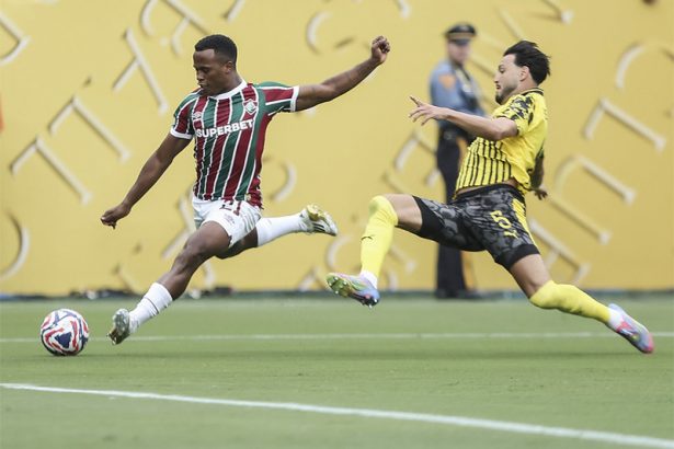 Jhon Arias em lance de jogo: domínio da bola, mas falhas nos chutes a gol (Foto: Lucas Merçon/FFC)
