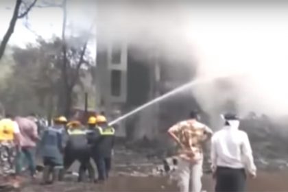 Bombeiros apagam incêndio em prédio atingido pelo avião: 241 pessoas a bordo (Imagens: YouTube/Reprodução)
