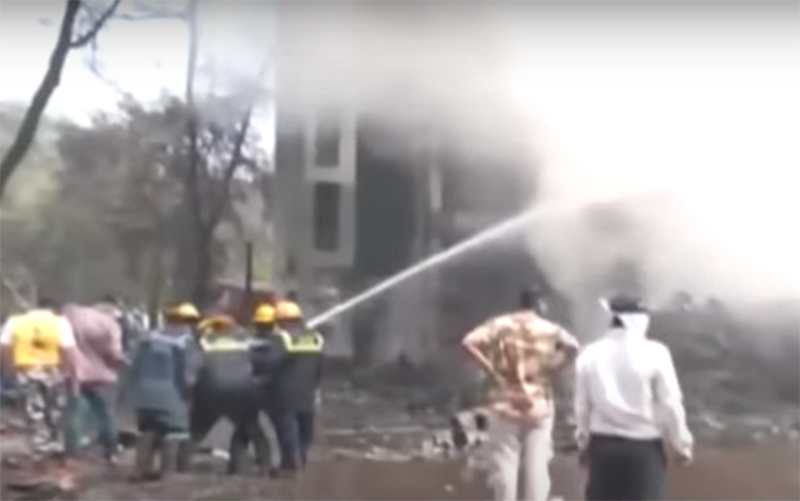 Bombeiros apagam incêndio em prédio atingido pelo avião: 241 pessoas a bordo (Imagens: YouTube/Reprodução)