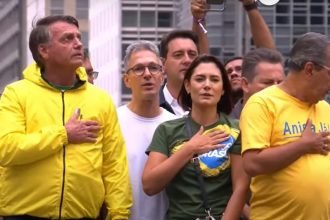 Jair Bolsonaro com a esposa Michelle: ato na Paulista (Imagem: SBT/YouTube/Reprodução)