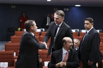 Mauro Cid cumprimentou Jair Bolsonaro na chegada de ambos ao STF (Foto: Ton Molina/STF/Divulgação)