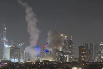Mísseis atinge área em Tel-Aviv, em Israel, em contra-ataque do Irã (Imagem: YouTube/Reprodução)