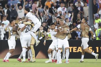 Comemoração dos jogadores no final do jogo: tabu superado contra o PSG (Foto: Vitor Silva/Botafogo FR)