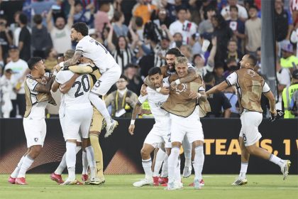 Comemoração dos jogadores no final do jogo: tabu superado contra o PSG (Foto: Vitor Silva/Botafogo FR)