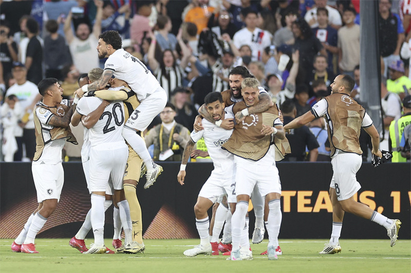 Comemoração dos jogadores no final do jogo: tabu superado contra o PSG (Foto: Vitor Silva/Botafogo FR)