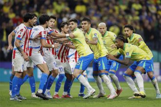 Jogadores do Brasil pressionam defesa paraguaia: vaga na Copa (Foto: @rafaelribeirorioǀCBF)