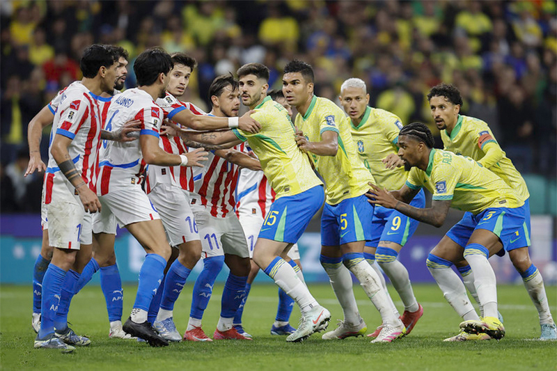 Jogadores do Brasil pressionam defesa paraguaia: vaga na Copa (Foto: @rafaelribeirorioǀCBF)