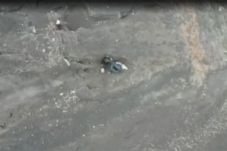 Drone registrou a brasileira Juliana Marins em trecho da encosta em montanha na Indonésia (Imagem: YouTube/Reprodução)