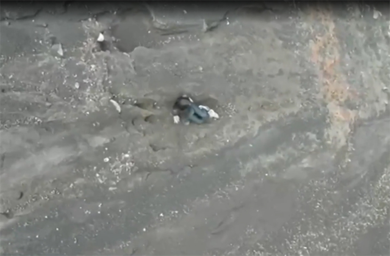 Drone registrou a brasileira Juliana Marins em trecho da encosta em montanha na Indonésia (Imagem: YouTube/Reprodução)