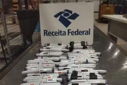 Canetas com remédio para emagrecer estavam presas ao corpo de passageira (Foto: Receita Federal/Divulgação)