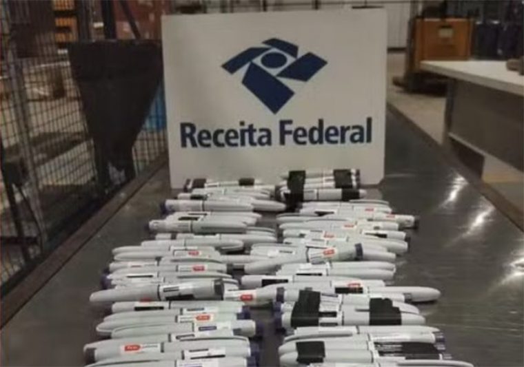 Canetas com remédio para emagrecer estavam presas ao corpo de passageira (Foto: Receita Federal/Divulgação)
