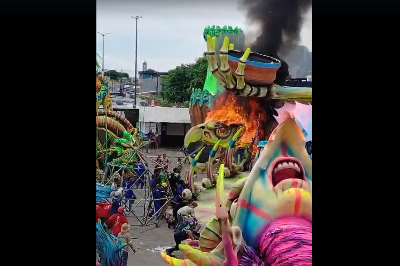 Incêndio destruiu parcialmente alegoria do Caprichoso (Imagem: WhatsApp/Reprodução)