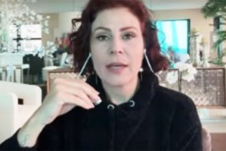 Carla Zambelli revelou que deixou o Brasil em entrevista ao canal Auriverde Brasil, no YouTube (Imagem: YouTube/Reprodução)
