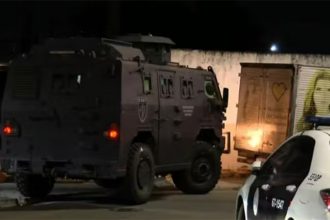 Blindado da Polícia Civil em casa de suspeito: combate à violência contra a mulher (Imagem: TV Globo/Reprodução)